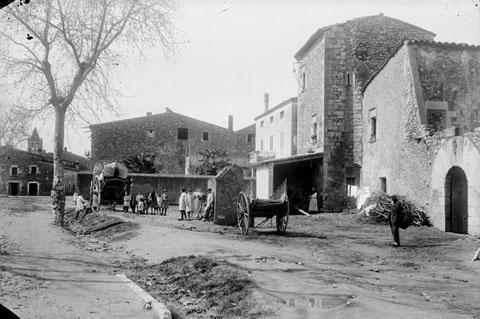 Vista parcial del carrer de Santa Eugènia. Al fons, a l'esquerra, darrere d'unes cases, el campanar de l'església parroquial de l'antiga vila. 1911-1936