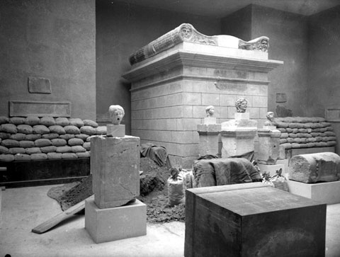 La sala funerària del Museu d'Arqueologia de Catalunya, en plena Guerra Civil