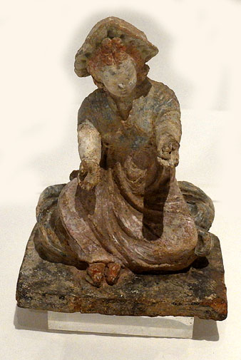 Tanagra figura femenina asseguda. Segle III-II aC