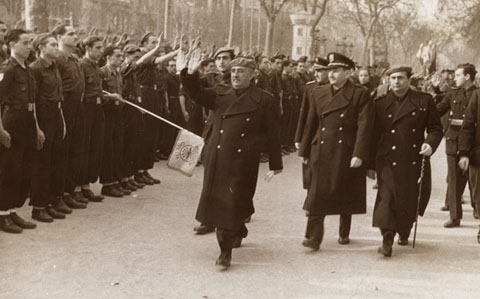 Franco passant revista a la sortida de la Prefectura Provincial de Barcelona el 28 de gener de 1942