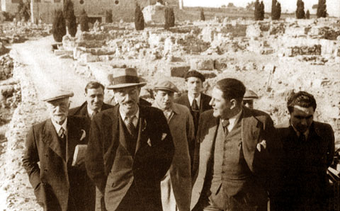 Visita a les excavacions d'Empúries del conseller de Cultura Antoni Maria Sbert acompanyat per Bosch i Gimpera i Emli Gandia. 1937