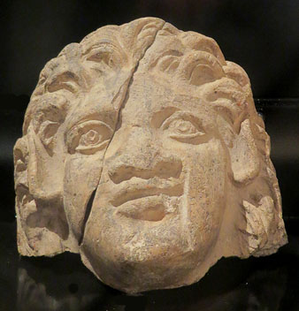 Antefixa de terra cuita en forma de cap de sàtir d'edificis de culte de la Neàpolis d'Empúries. Segles II-I aC