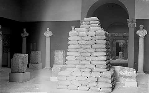  Sacs de terra protegint lescultura de la deesa del carrer Paradís a la sala dInscripcions commemoratives del Museu d'Arqueologia de catalunya (1937-1938)