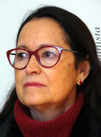 Maria Àngels Casanovas, comissària de l'exposició, durant la inauguració