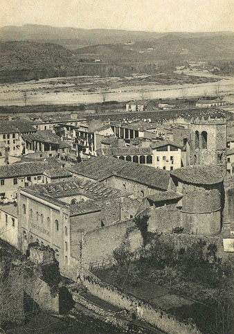 Vista des dun punt elevat del monestir de Sant Pere de Galligants, i del barri homònim. En primer terme, la llera del riu Galligants. 1905-1910