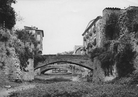 El tram final del riu Galligants. Travessen el riu: un aqüeducte, el pont del carrer de la Barca i el pont del carrer del Llop. 1900-1930
