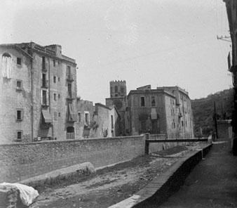 Vista del riu Galligants al seu pas pel barri de Sant Pere de Galligants. S'hi observa el pont del carrer del Llop. 1910-1920