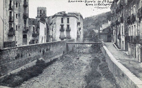 El riu Galligants al seu pas pel barri de Sant Pere de Galligants. En segon terme, el pont del carrer del Llop. 1920-1930