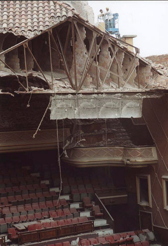 Enderroc del cinema Ultònia. S'observa l'interior del teatre enderrocat. 04/09/2003