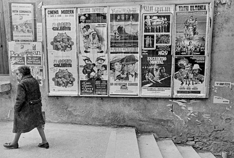 Cartells del cinema Modern, del Coliseu Imperial, del Teatre Albéniz, del Saló Gran Via i del Teatre Ultònia a les escales del pont de Sant Agustí. 1977