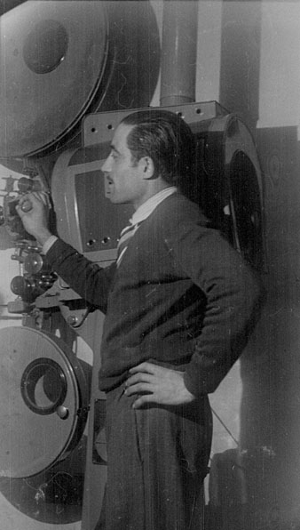 Retrat d'un home amb un projector cinematogràfic al cinema Orient. 1947
