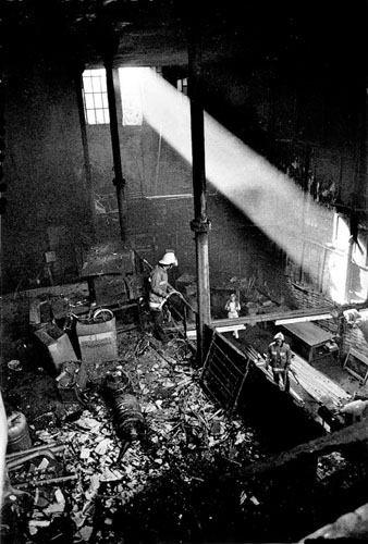 Els bombers aturant l'incendi declarat a l'antic teatre Odeon, a la pujada Sant Domènec, ocupat pels tallers de la Fusteria Lladó i la indústria Cromats Ensesa. 25/10/1992