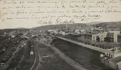 Vista des d'un punt elevat de les instal·lacions del ferrocarril amb l'antiga estació del tren al fons. A la dreta, la carretera de Barcelona amb la Residència de les Germanetes dels Pobres en primer terme. 1904-1905