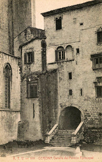 A la cantonada de la plaça dels Apòstols entre el palau episcopal i la Catedral s'hi situava la primera sinagoga de Girona. 1905-1911