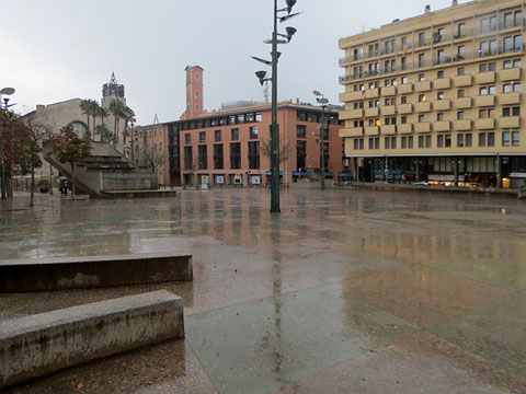 Zona de plaça dura, davant la plaça de Santa Susanna del Mercadal