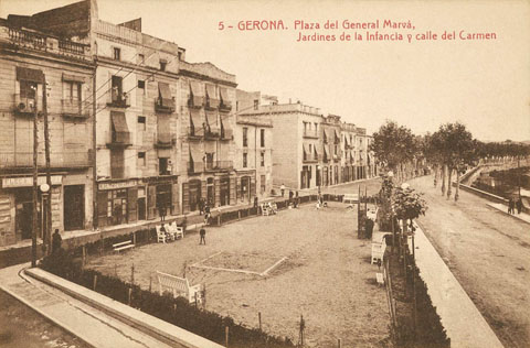 Vista des d'un punt elevat de la plaça del general Marvà i dels jardins de la Infància. Al fons, l'inici del carrer del Carme. 1927-1930