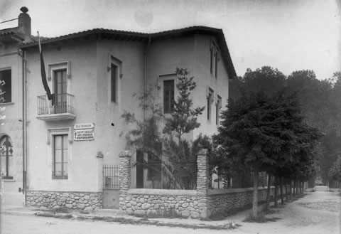 Façana del dispensari provincial per a la lluita antituberculosa, al carrer Cerverí. Al fons a la dreta, el pont del carrer Cerverí sobre el riu Güell. 1928