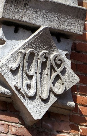 Detall de la façana de les antigues destil·leries Regàs