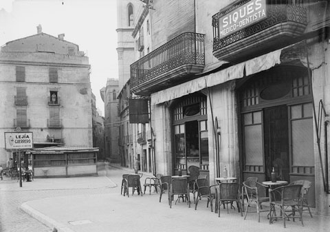 Plaça dels Vern, amb el quiosc de begudes a l'esquerra. 1931