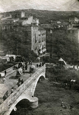 Vista des d'un punt enlairat del pont de Pedra i de l'Areny amb el mercat del bestiar boví. S'hi observa el quiosc de begudes. 1910