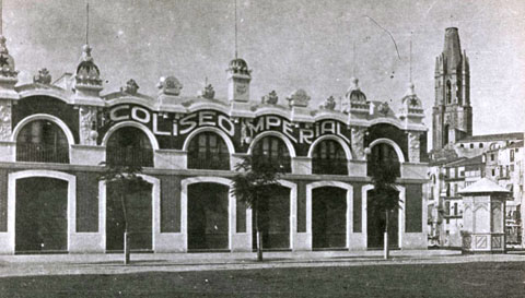 Façana del cinema Coliseu Imperial, a la plaça Independència. A la dreta, el quiosc. 1920-1936