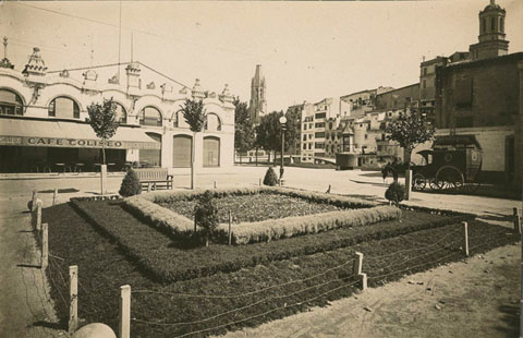 El cinema Coliseu Imperial, a la plaça de la Independència. A la dreta, l'inici del passeig Josep Canalejas i el pont d'en Gómez, amb el quiosc. 1925-1935