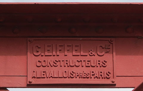 Placa de l'empresa constructora a l'estructura del pont