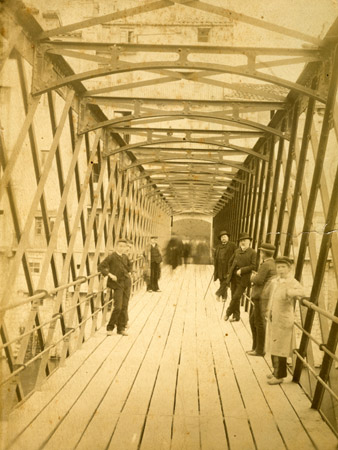 Retrat d'uns vianants al pont de les Peixateries Velles. 1890