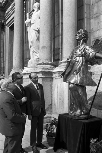 L'Àngel amb l'escultor Ramon Carrera, el calderer Pere Mulleras i el fonedor Francesc Xavier Alberch. 1968