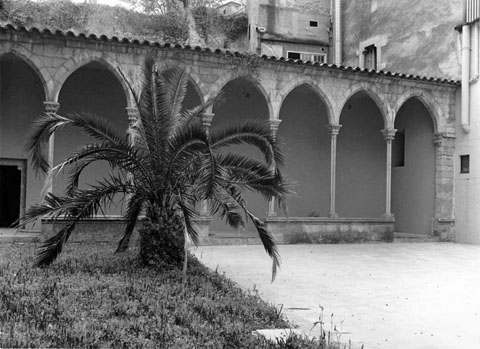 Jardí de la Casa Solterra, seu dels Serveis Territorials de Cultura de la Generalitat a Girona, al carrer dels Ciutadans, 18. El claustre és part del desaparegut convent de Sant Francesc d'Assís. 1985
