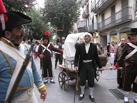 VI Festa Reviu els Setges Napoleònics de Girona.  Cercavila teatral. Que vénen els francesos