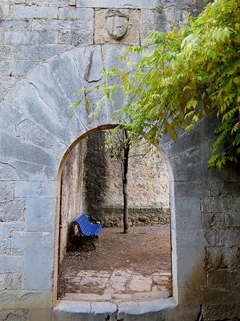 La porta de la reina Joana a la Torre Gironella