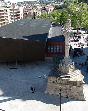 Vista actual del Mercat del Lleó, amb el monument dels defensors de Girona 1808-1809 en primer terme