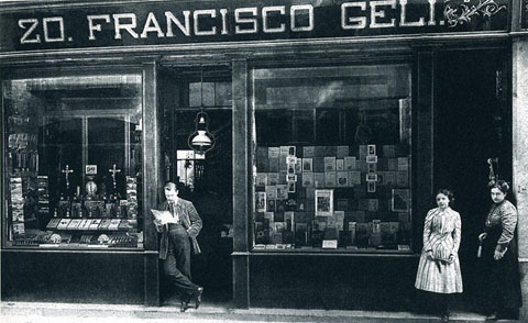 Façana de la llibreria Geli a l'Argenteria. 1910