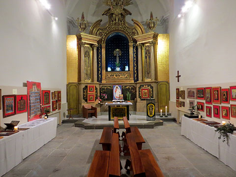 Vista general de l'exposició a la capella del Pilar de l'església del Carme