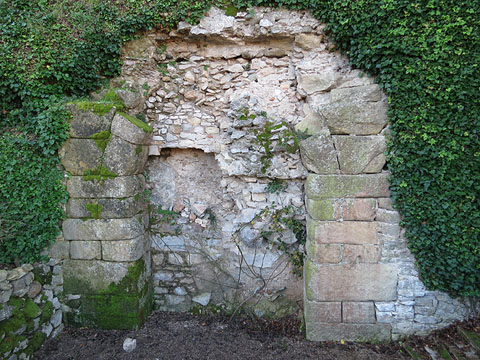 Porta romana de la Gironella. Descoberta per Serra i Ràfols l'any 1942, empotrada a l'interior de les construccions medievals, i traslladada pels constructors carolingis