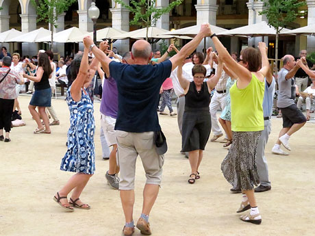 Undàrius, festival d'estiu de Girona de cultura popular i tradicional. Marató de sardanes a la plaça Independència
