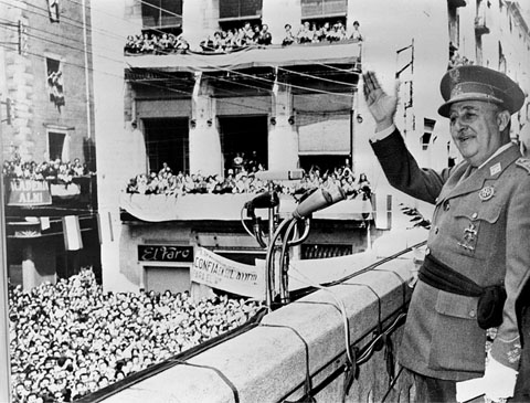 Visita oficial del general Francisco Franco a Girona. El general saludant des del balcó de l'Ajuntament al nombrós públic reunit a la plaça del Vi. 17 de maig 1960