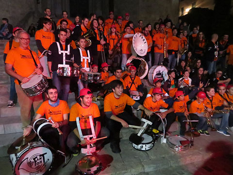 Foto de família de les formacions que han participat a la Girona Grand Parade
