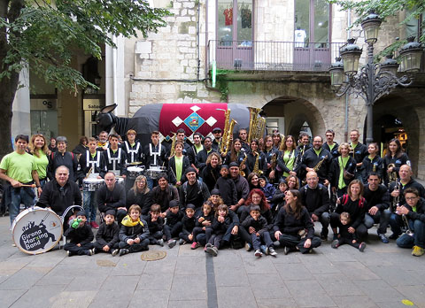 Foto de grup de la Girona Marxing Band i la Mula Baba a la Rambla de la Llibertat