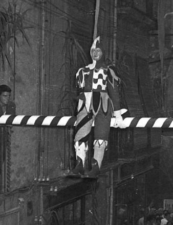El Tarlà, el 20 d'agost 1960. Espectacle durant les Festes del carrer de l'Argenteria. Recuperació de la tradició de fer girar el Tarlà, després de gairebé 10 anys de parèntesi