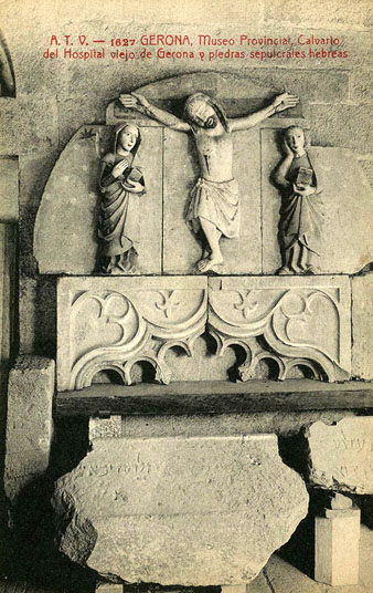 Restes arquitectòniques conservada en una galeria del claustre del monestir de Sant Pere de Galligants, seu del Museu d'Arqueologia. S'identifica també el Calvari de l'Hospital dels Capellans i diferents làpides jueves. 1905-1911