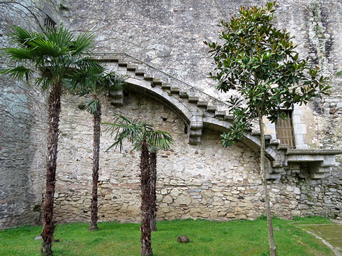 Detall de la muralla carolíngia al Passeig Arqueològic