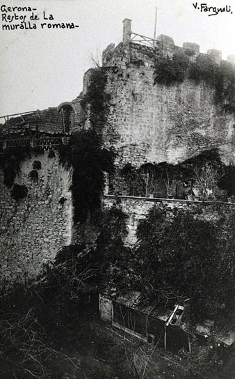 Vista des del pati de la Casa Carreras i Peralta de la muralla romana i alt medieval i de les restes de la torre de l'antic castell de Cabrera. 1911-1936