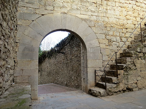 Porta interior de la torre dels Socors i escales al mur espitllerat