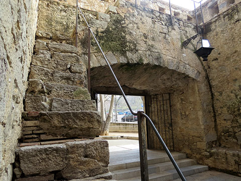 Porta exterior de la torre dels Socors i escales al mur espitllerat