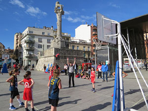 IV Jornada de l'Esport Femení 2016 a la plaça Salvador Espriu, la de Francesc Calvet i Rubalcaba, i el riu Onyar