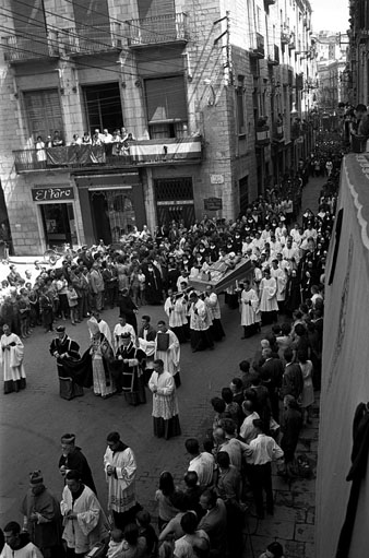 3 d'agost 1963. Enterrament del bisbe de Girona Josep Cartañà Inglés, a la Catedral de Girona. La comitiva fúnebre accedeix a la plaça del Vi des del carrer Ciutadans