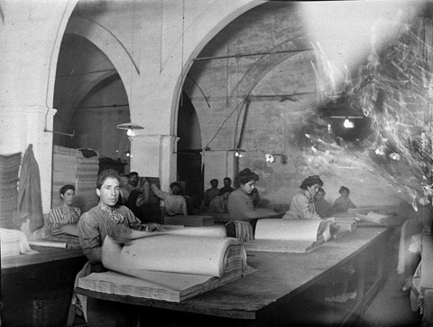 Dones treballant dins la fàbrica de paper l'Aurora. 1900-1925