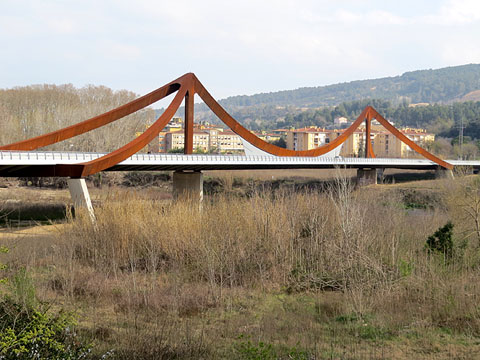 El pont de l'Aurora des del complex hospitalari Josep Trueta